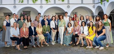 Gruppe von Pädagoginnen, Pädagogen und Mitarbeiterinnen