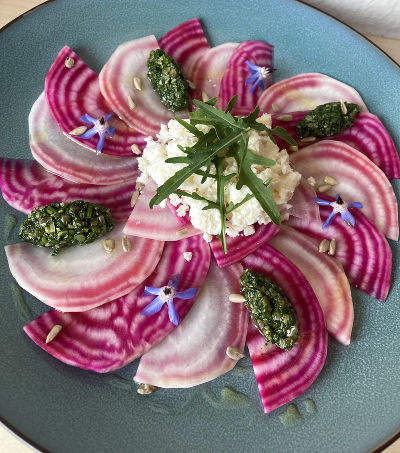 Rote-Beete-Carpaccio mit Ziegenfrischkäse und Rucola-Pesto