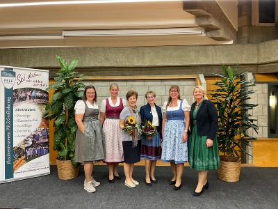 Rosina Gruber, Gabriele Traußnigg bei der Verleihung der Ehrennadel mit Frau Dir. Theresia Stoff und den Vorstandsmitgliedern des Absolventenvereins 