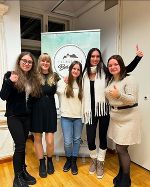 5 junge Damen stehen vor dem Roll Up der Fachschule Burgstall.